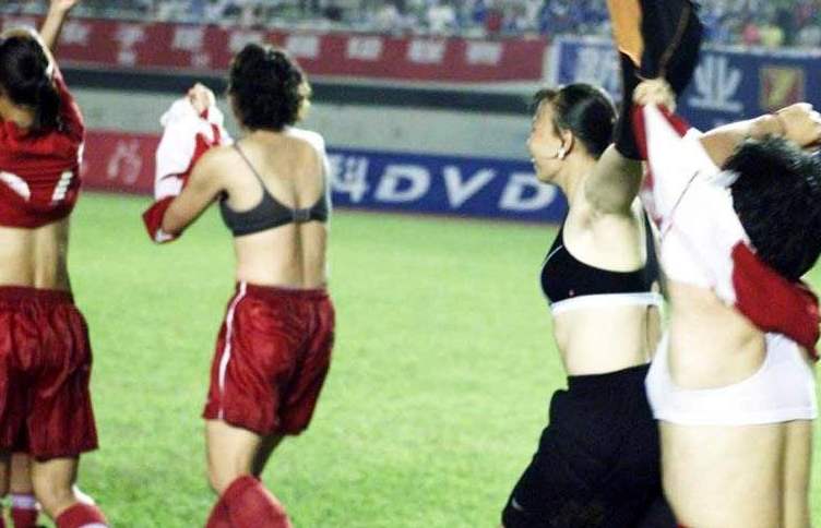 体坛风云人物颁奖花样游泳,盘点各个足球运动员的庆祝动作