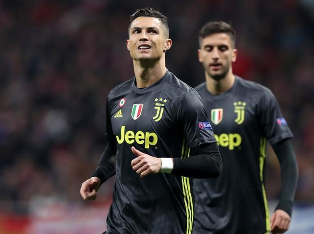 金光闪闪！C罗赛前踩场曾穿耐克潮鞋，限量版镶钻跑鞋极其酷炫