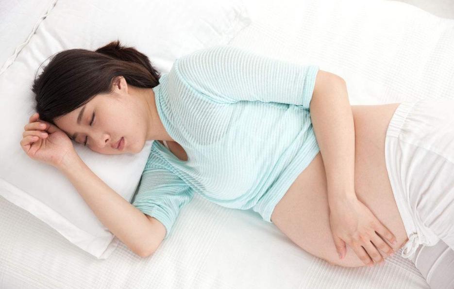 孕期睡不踏实怎么能改善,孕期不谨慎平躺睡觉