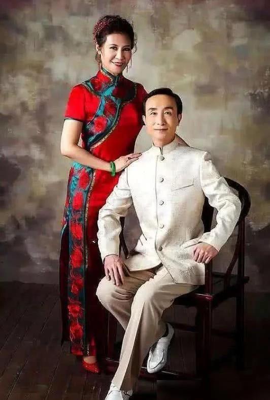 65岁巩汉林晒全家福,63岁巩汉林晒全家福与儿媳妇合照