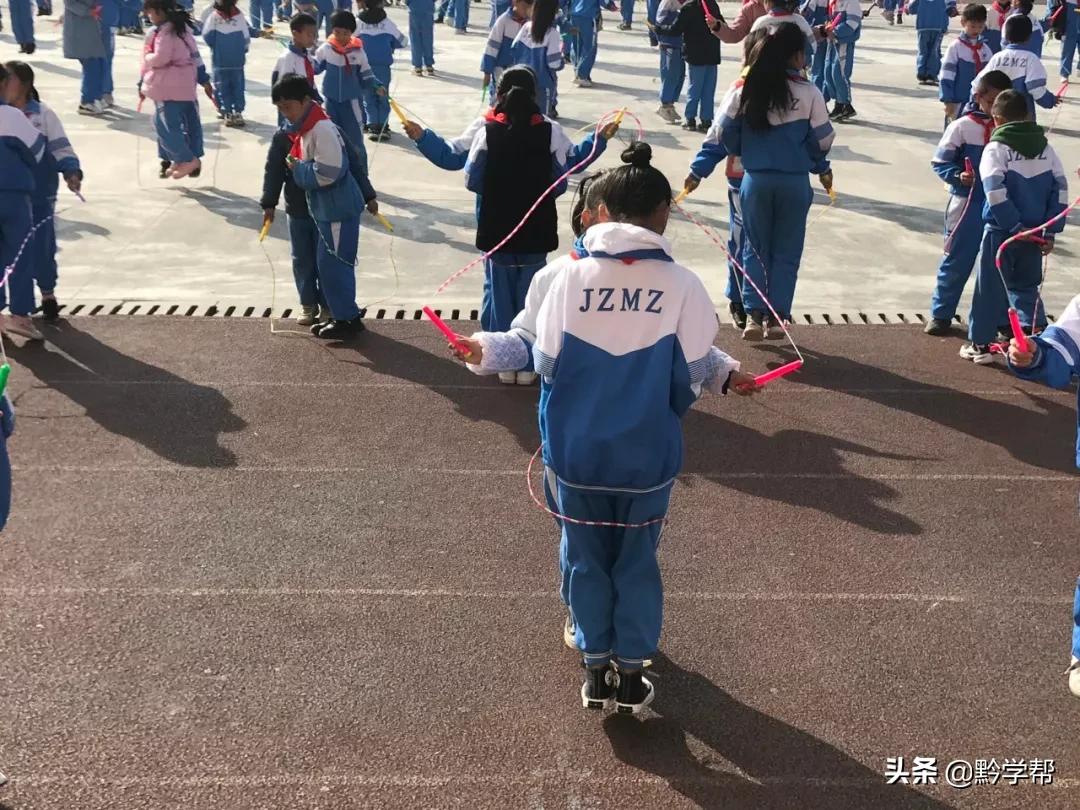 课间做广播体操,在教室做的广播体操