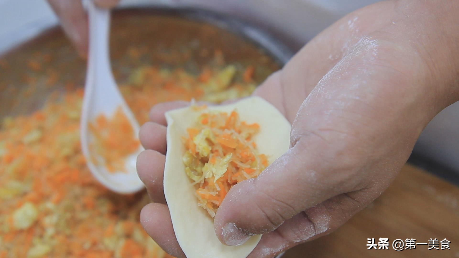 面点师麦穗水饺的包法,麦穗包子的捏法慢动作视频