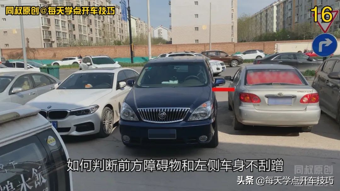 窄路拐弯怎么看车头与障碍物,新手驾车窄路怎么判断两侧障碍物