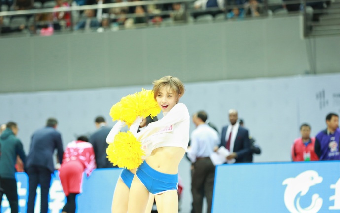 cba第十二轮啦啦队美女惊艳表演,cba最迷人的啦啦队员
