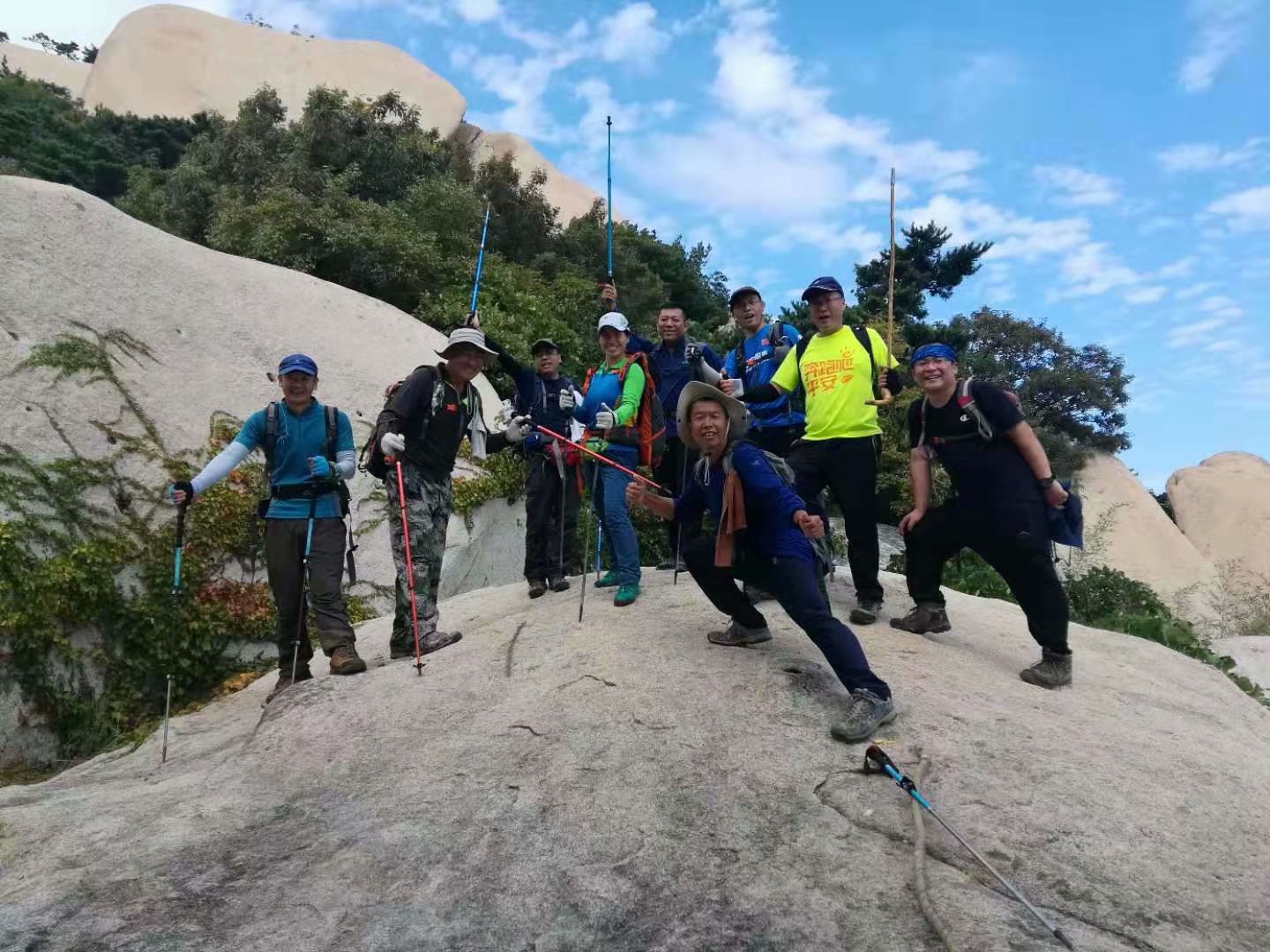 远征三晋凯旋还，飓风众人把酒欢