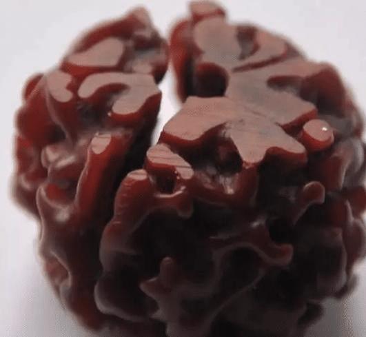 高价收藏的一串50年爆老金刚，被敲开后，玩友懵逼了，还可以这样