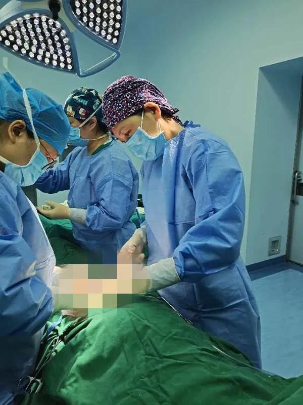刚出生的婴儿身体里有个怪胎,单脐宝宝健康出生