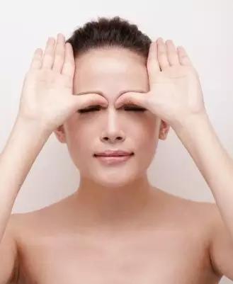 黑眼圈起皮干痒是什么原因,熬夜黑眼圈皮肤的救星