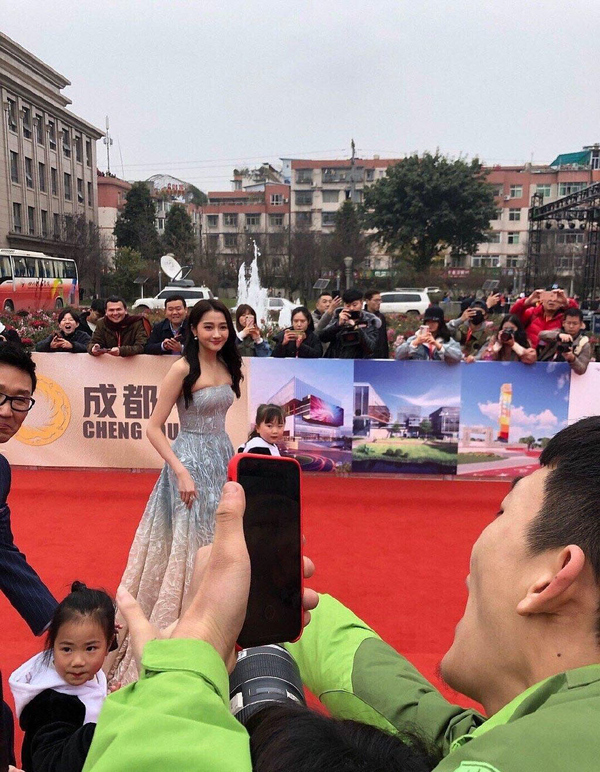 关晓彤黑色亮片高开叉吊带礼服,关晓彤香槟色抹胸串珠流苏礼服裙