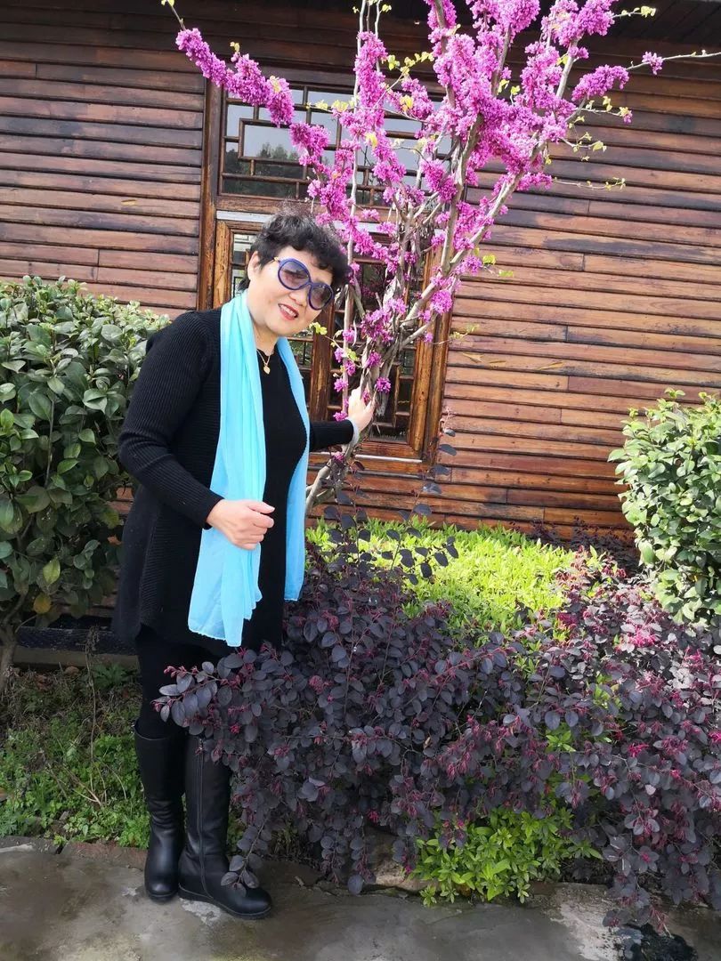 中国大妈旅游标配动作合集,中国大妈旅游拍摄姿势