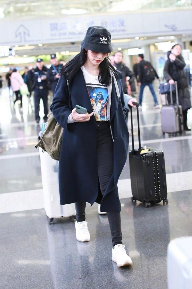 姚晨跟儿子在机场，小土豆呆萌的表情变潮男，这小嘴巴跟妈太像了