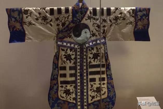 动辄数十万的京剧戏服，写满了中国故事