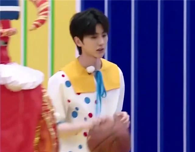 蔡徐坤跑男投篮视频,为什么吐槽蔡徐坤打球