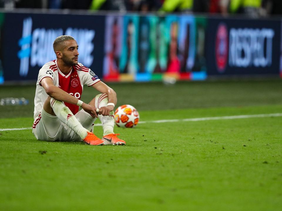 这像极了人生的足球还有新的一天，美好和悲伤的故事还会继续