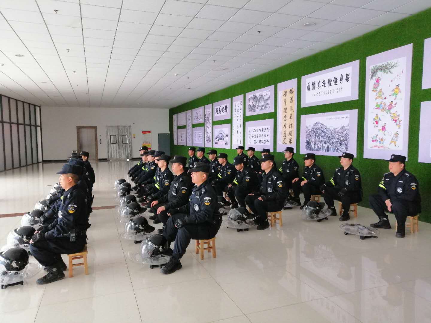 巡特警大队足球赛安保,百日行动保平安临渭巡特警在行动