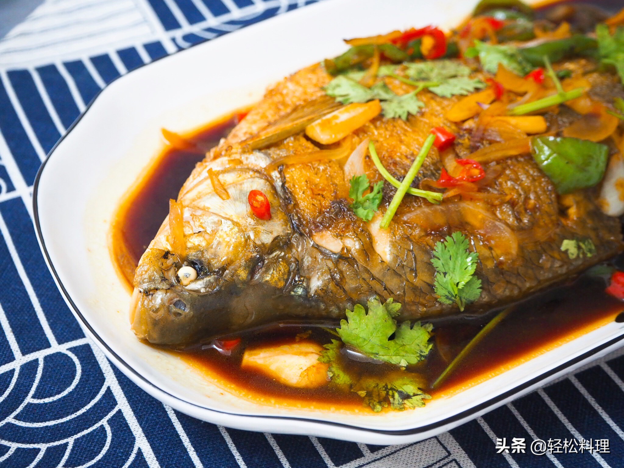 电锅红烧鱼不粘锅不掉皮的方法,红烧鱼怎么做不粘锅不掉皮窍门