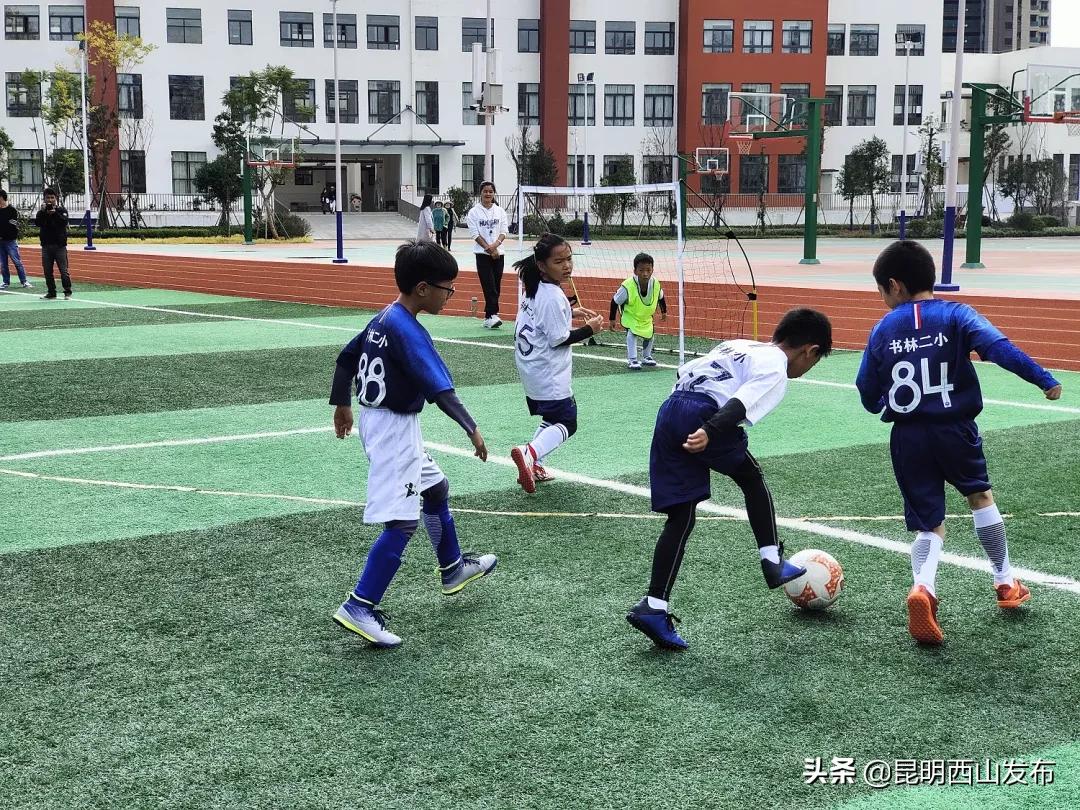 校园足球联赛充满激情,沙湾路小学班级足球联赛火热开赛