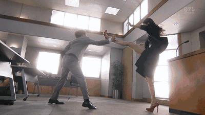 九头身美女菜菜绪，85cm长腿演绎“恶女”本色，却让人讨厌不起来