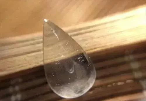 88万玻璃种原石,168万买原石一刀切出蛛网裂