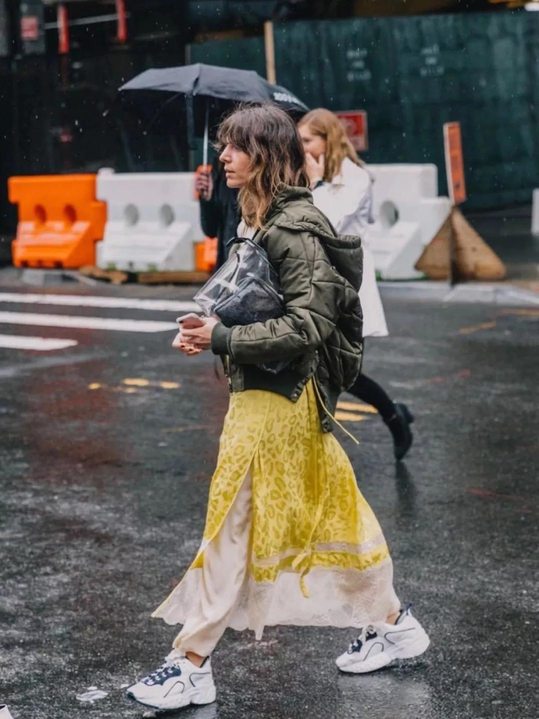 早春羽绒服穿搭又暖又时髦,轻薄羽绒服早春款