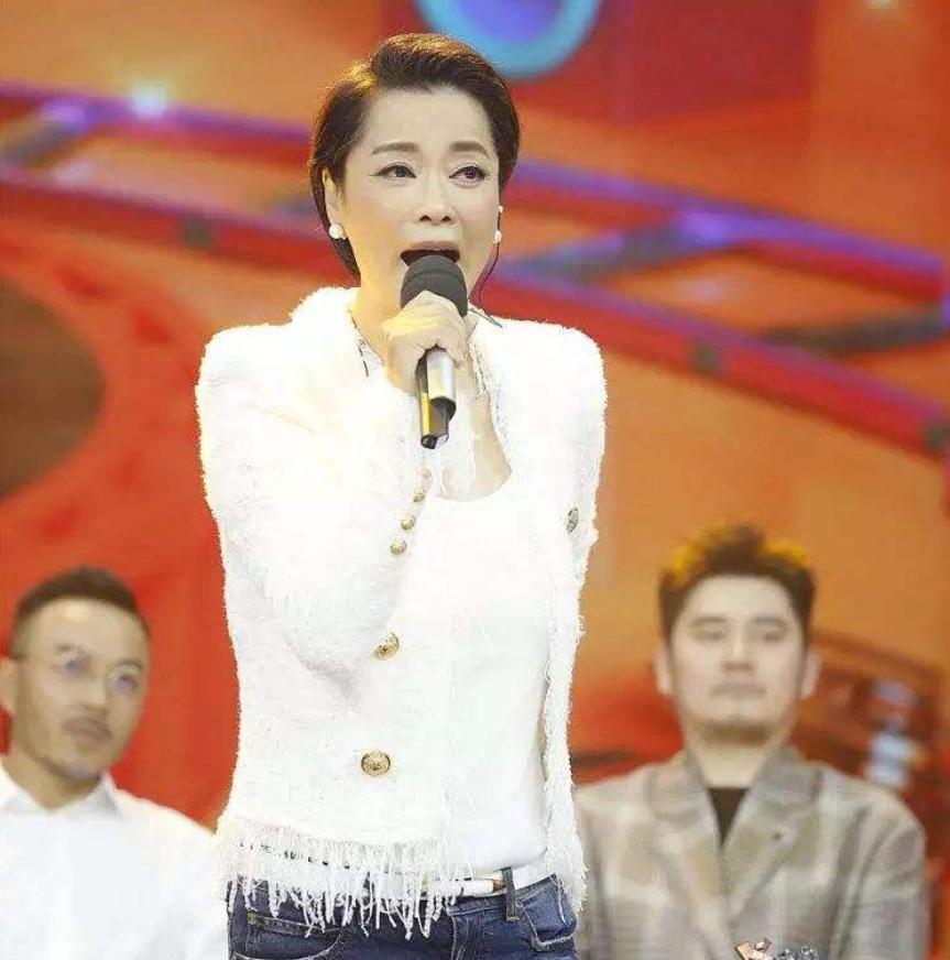 毛阿敏穿印花衬衫,毛阿敏穿什么运动裤