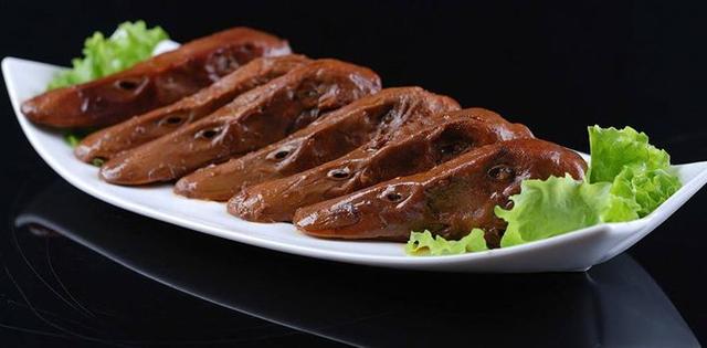 周黑鸭是自己做还是进货,鸭脖制作作坊周黑鸭配方