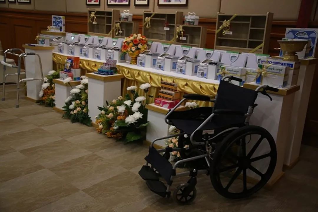 泰国国王带王后和女儿穿运动装,泰国国王的衣品