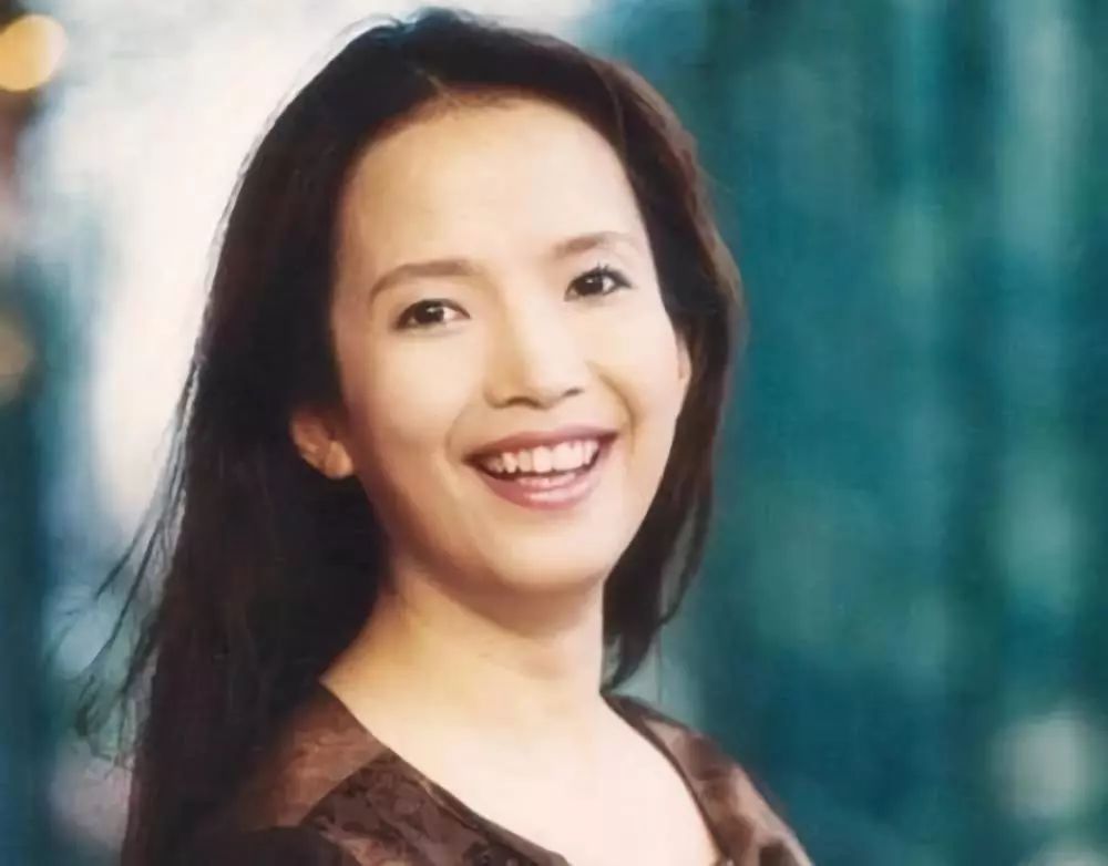 艺人吕丽萍年轻时候照片,艺人吕丽萍个子不高