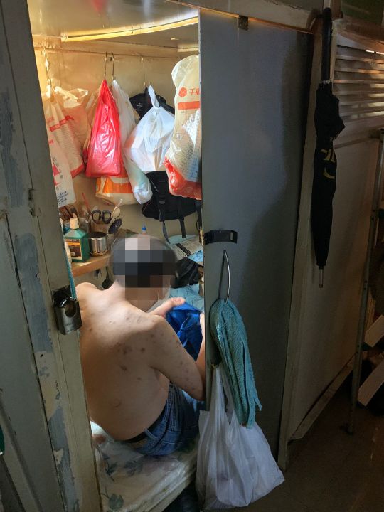 香港人居住在三平米房间 (在香港住三平米房子的人)