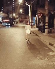 搞笑gif趣图姑娘有话好好说别动手,开心一刻gif搞笑动图