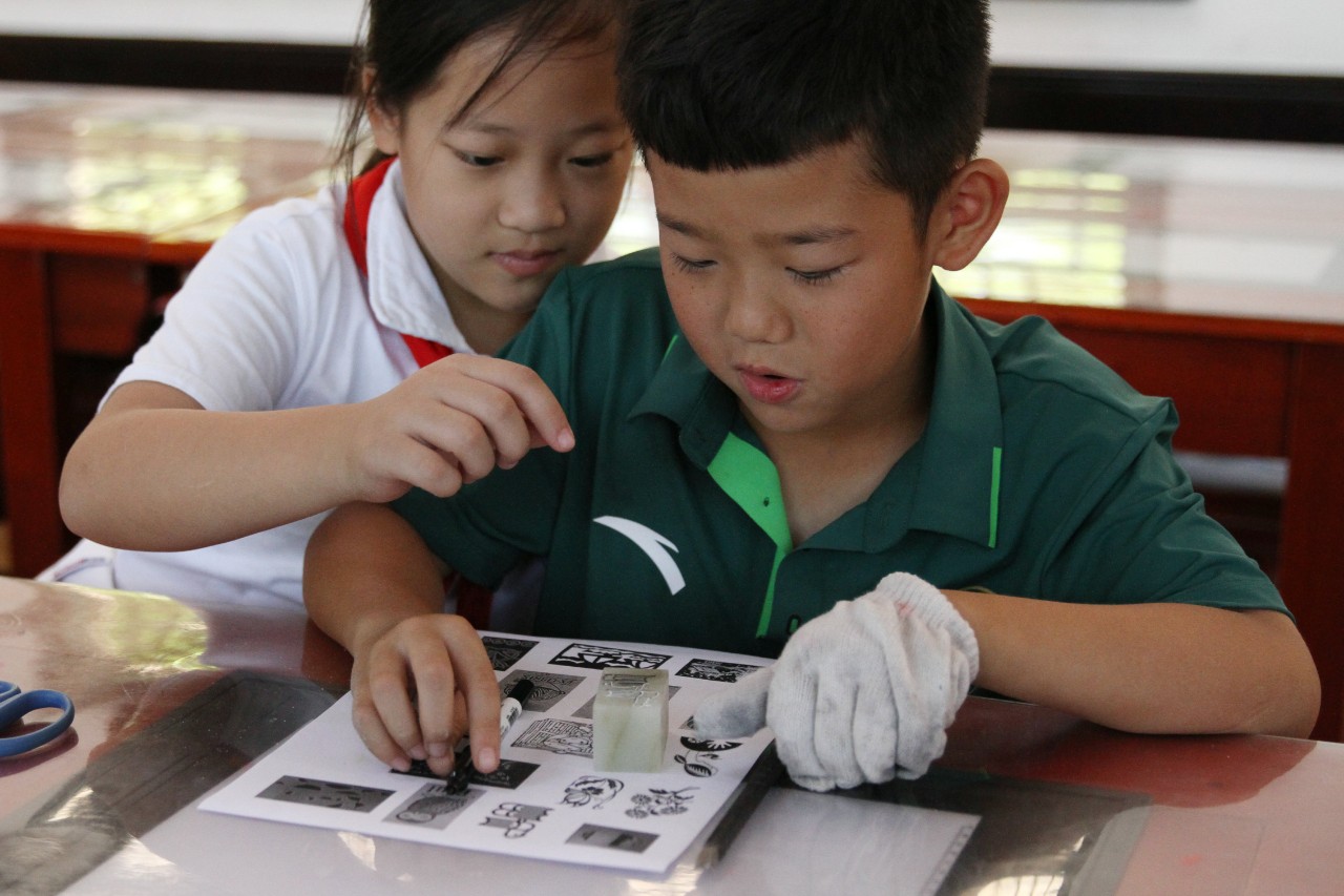 踢足球、学篆刻……绿城U9队闪现袁浦小学