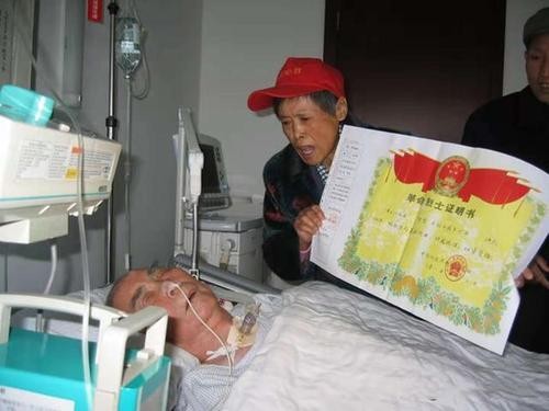 养父去世后36岁女孩寻亲,女子整理父亲遗物发现一封血书