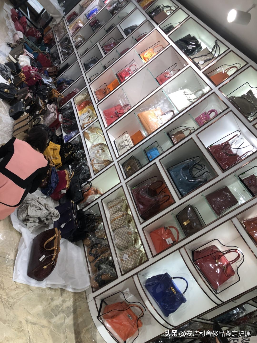 专业人才是香饽饽与奢侈包打交道奢侈品鉴定师练就“火眼金睛”