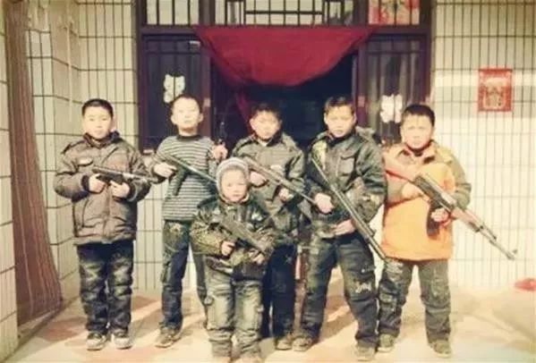 九张反映过年气氛的照片,百张罕见的过年老照片这才是年味