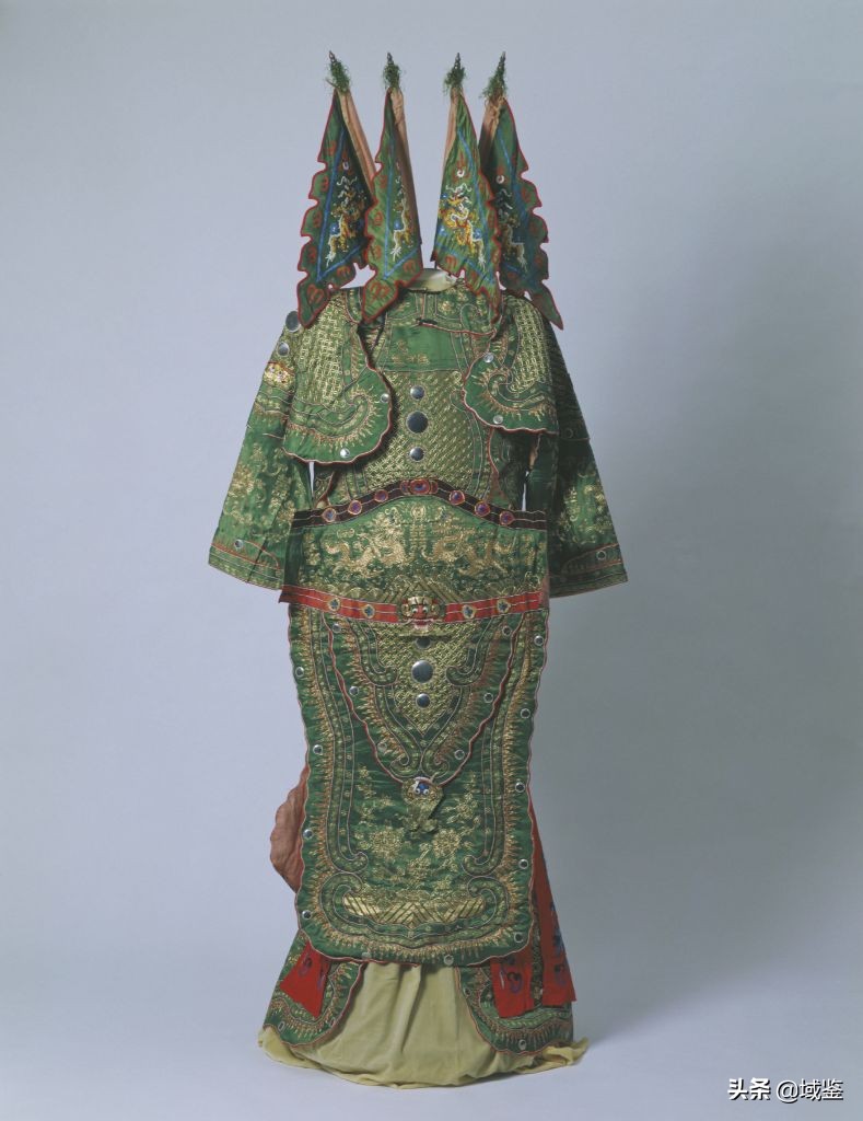 动辄数十万的京剧戏服，写满了中国故事