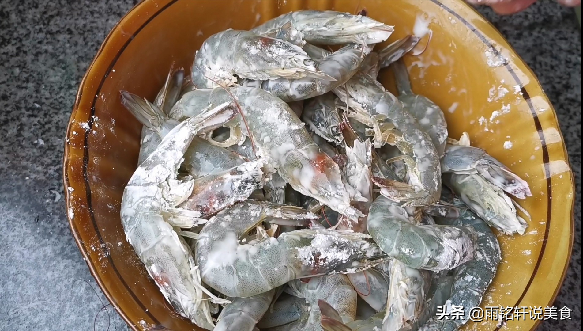 干锅虾怎么做才好吃,干锅虾怎么做的才好吃