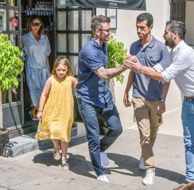 贝克汉姆不顾老婆儿子，牵手8岁女儿疾步行走，小七容貌美翻天