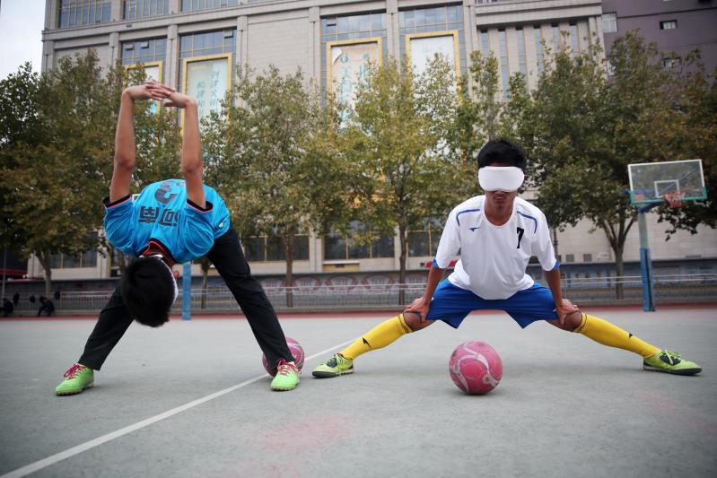 盲人观看足球赛,盲人现场看足球