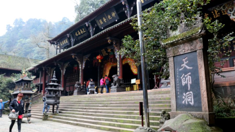 坐上公交去旅行！跟着这条101路线，带你玩遍大半个都江堰～一站一景，吃喝玩乐一网打尽！