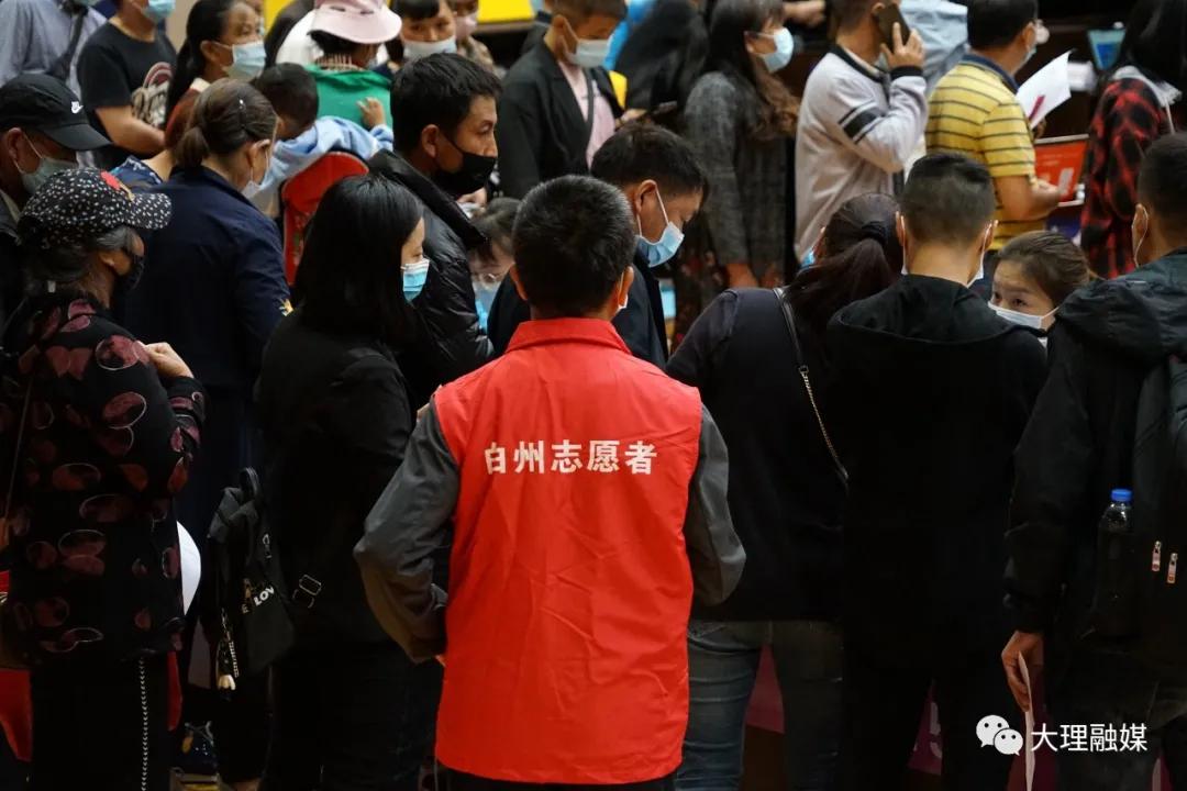 党员暖心帮助群众,党员穿的红马甲