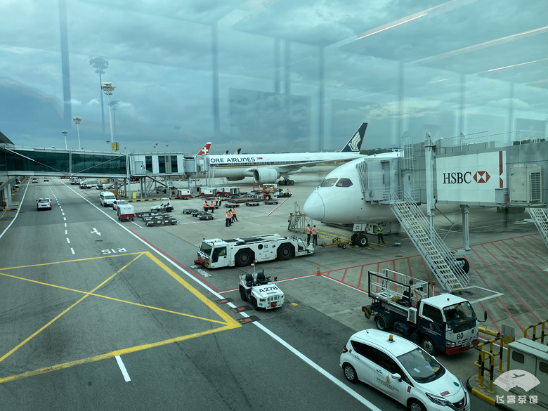 这种专业让人折服！在毫无服务的情况下，空姐仍能准确地姓氏称呼