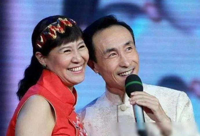 65岁巩汉林晒全家福,63岁巩汉林晒全家福与儿媳妇合照