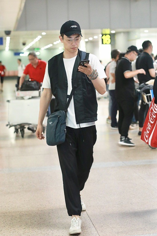 “指导员梅生”穿西装真有型，黑色西装配T恤，休闲随性，超帅