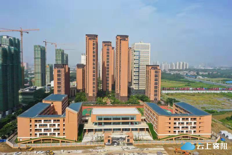 你用得上！交房即*证办**、连雨天、新增11个学校、足球场免费