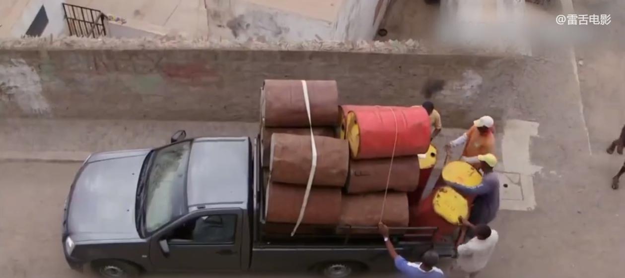 非洲小伙用铁桶建房子，只需要150块，就能拥有一室一厅！纪录片