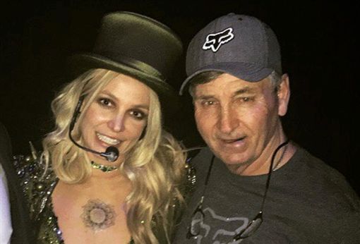 父亲结肠破裂医数次手术未好转，小甜甜压力过大传需接受心理治疗