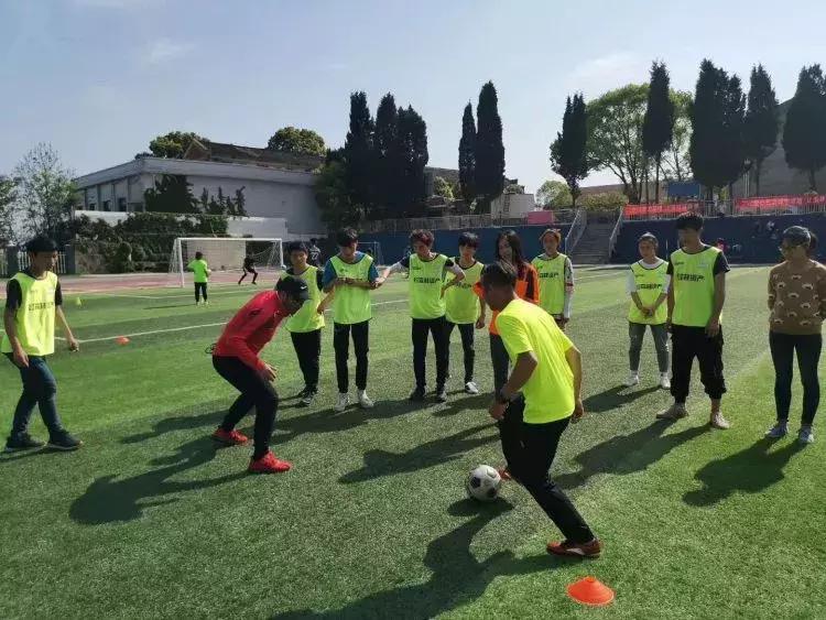 长着中国脸的外国足球运动员,一个外国教练带中国小孩踢足球