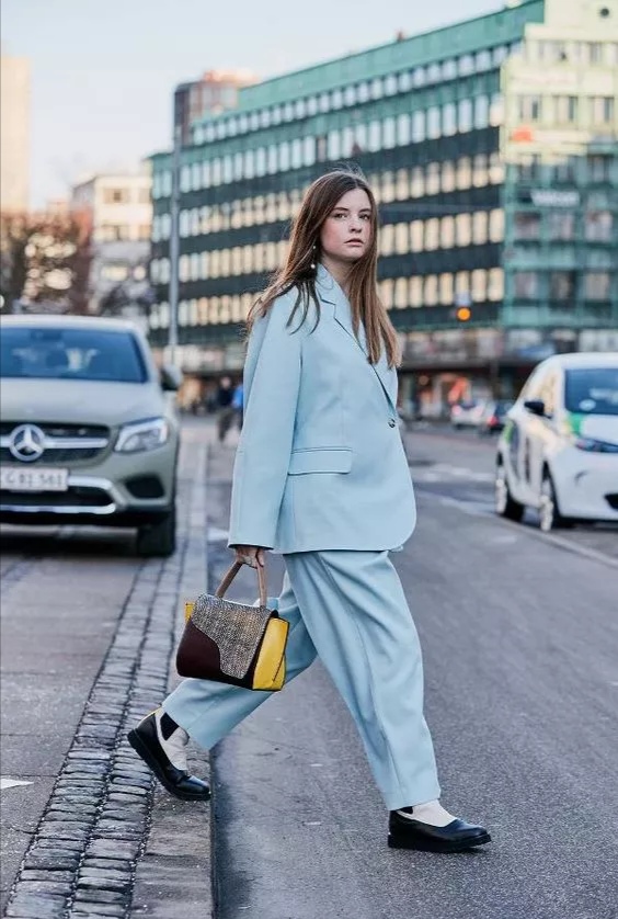 窄版西装裤秋冬如何配上衣,窄版西装裤和阔腿西装裤该怎么选