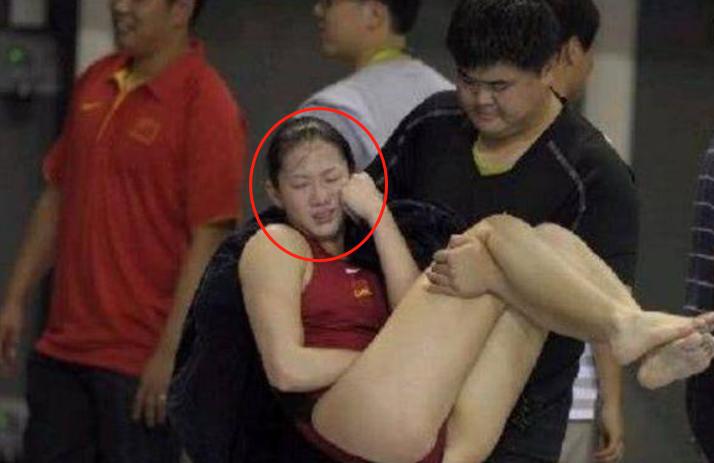 游泳运动员生理期肚子痛难忍,游泳运动员生理期怎么办