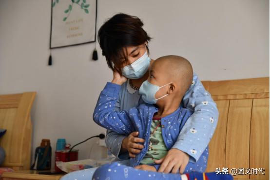 男孩确诊癌症后躺在妈妈怀里痛哭,三岁男童罹患肿瘤之王